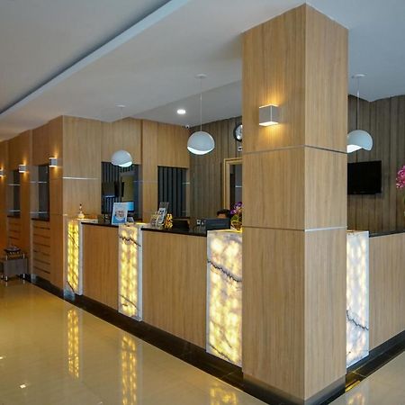 Oyo 344 Kr Hotel Palembang Exterior foto