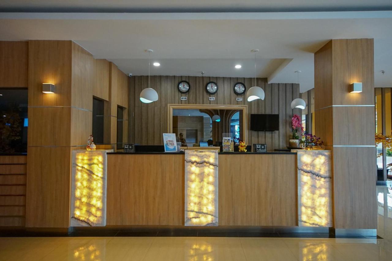 Oyo 344 Kr Hotel Palembang Exterior foto